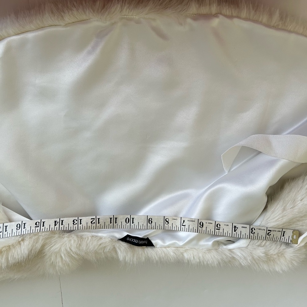 Faux fur bridal cape (ivory whisper) by Helen Moore - Picture 8 of 8